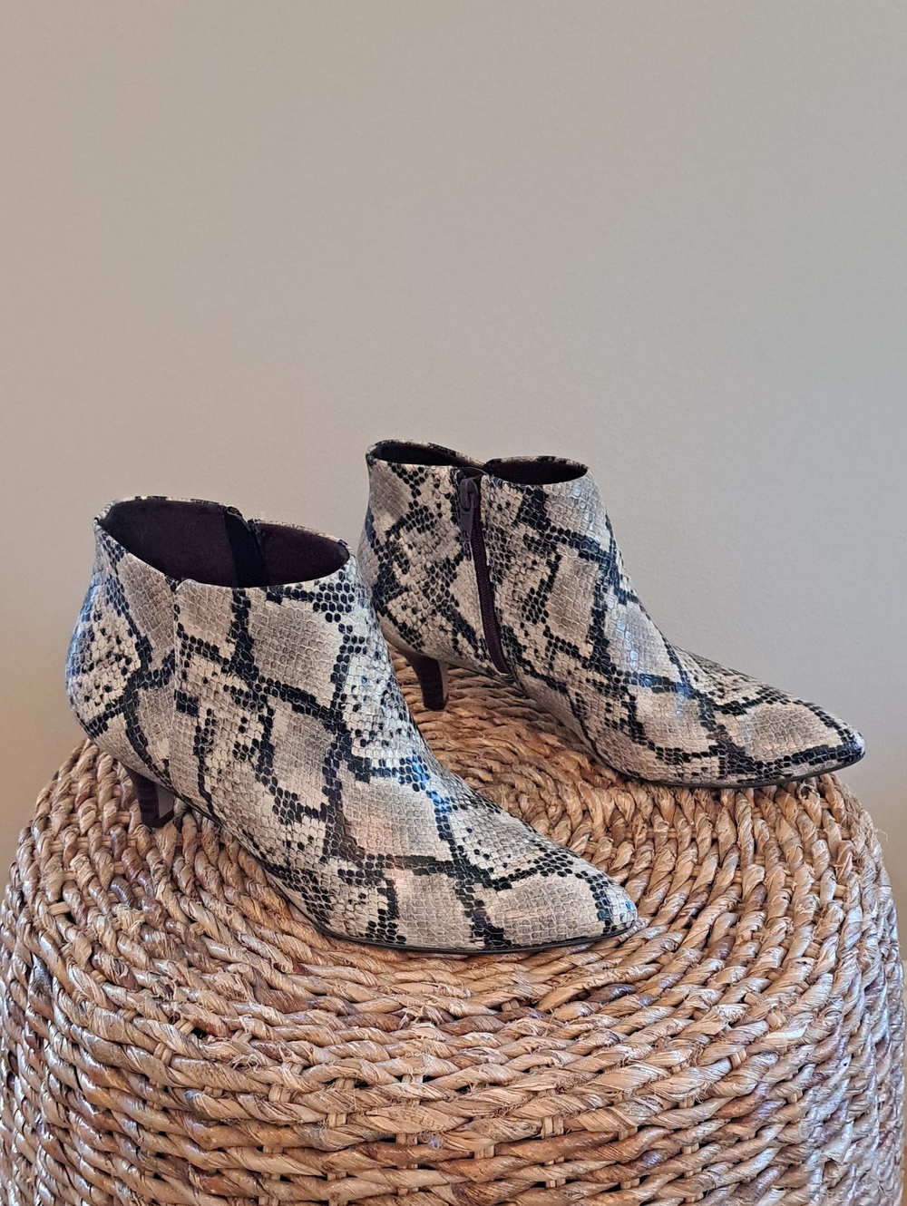 Clarks Womens Linvale Judith Snakeskin Print Pointed Toe Zip Up Ankle Boots 7.5